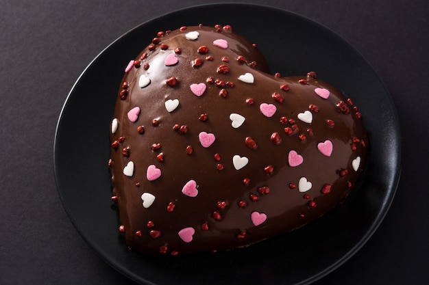 Gâteau en forme de coeur et rose rouge pour la Saint Valentin