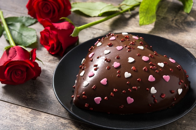 Gâteau en forme de coeur et roses rouges