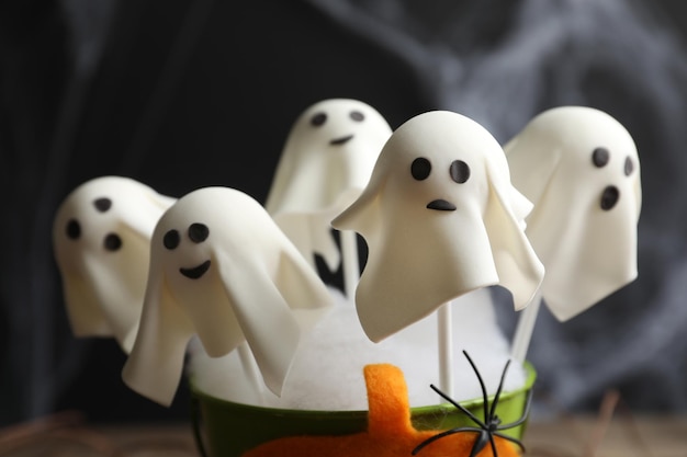 Gâteau en forme de fantôme apparaît sur fond sombre libre Halloween traiter