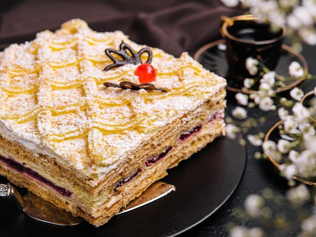 Gâteau fourré au fromage à la crème et cerise