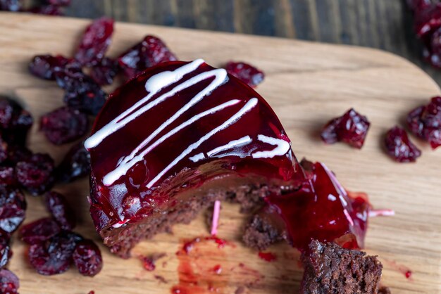 Gâteau frais au goût de baies et baies de cerises douces