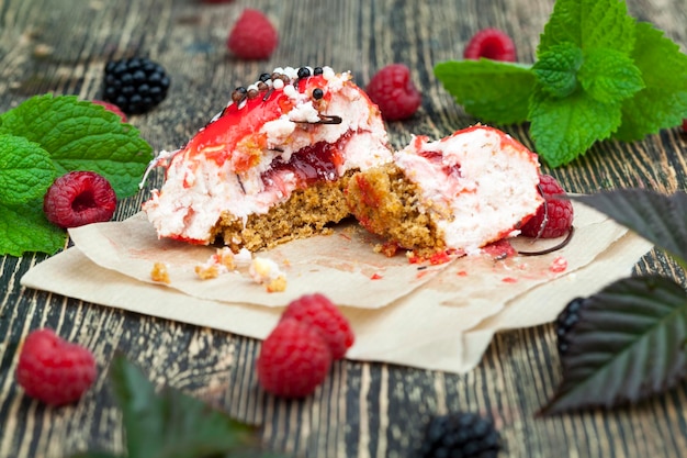 Gâteau frais à la confiture de framboises rouges