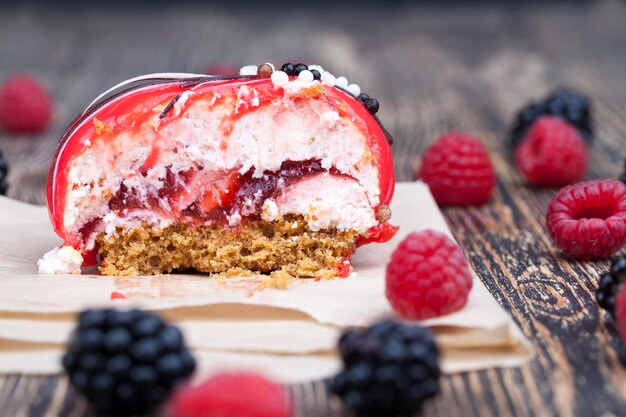 Gâteau frais à la confiture de framboises rouges