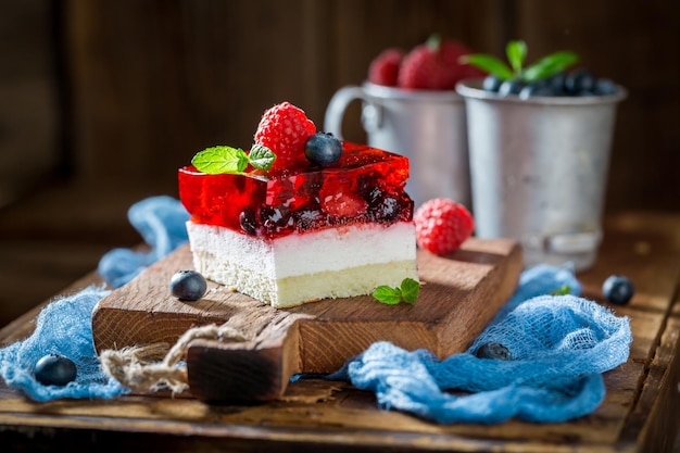 Gâteau frais avec de la gelée et des petits fruits