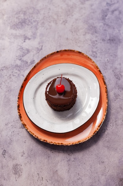 Gâteau frais sucré sur une assiette sur un fond clair