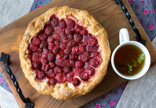 Gâteau à la fraise en bois rustique