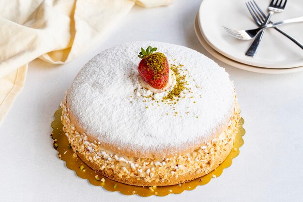 Gâteau à la fraise sur fond blanc gâteau allemand rempli de crème et de fraises