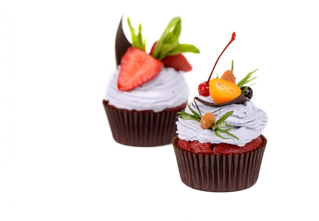 Gâteau à la fraise isolé sur blanc