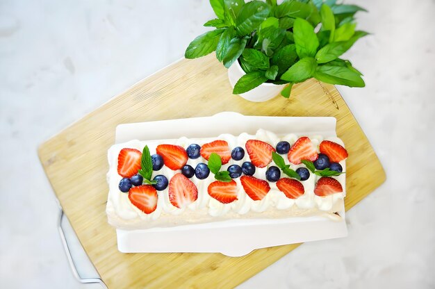 Photo un gâteau avec des fraises et des myrtilles dessus