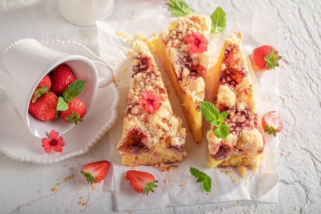 Gâteau de fraises sucré fait maison avec des fruits frais et du sucre