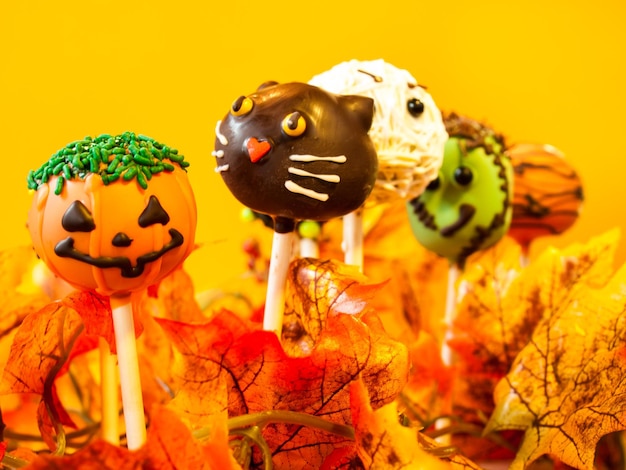 Le gâteau gastronomique d'Halloween apparaît avec un décor de vacances sur fond orange.