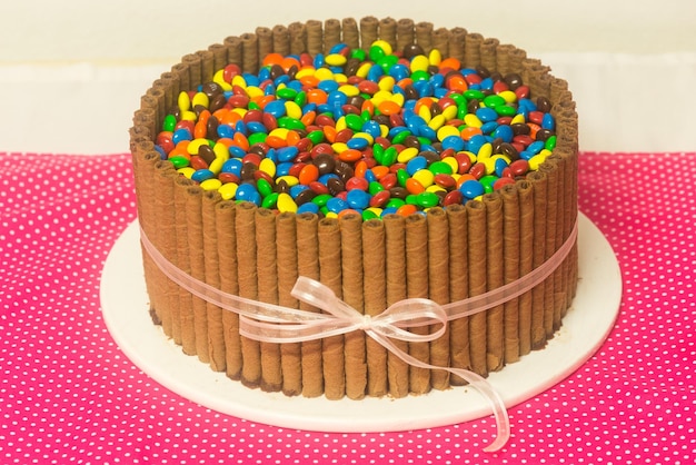 Un gâteau avec un gâteau au chocolat avec m & m dessus