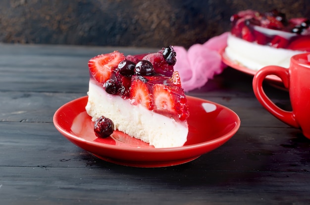 Gâteau ou gâteau au fromage avec des baies et une tasse de café