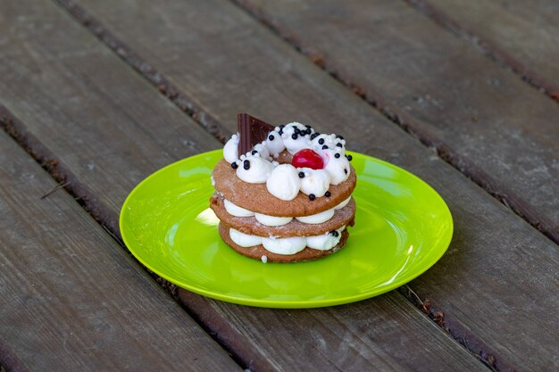 Un gâteau ou un gâteau au miel en gros plan debout sur une table en bois