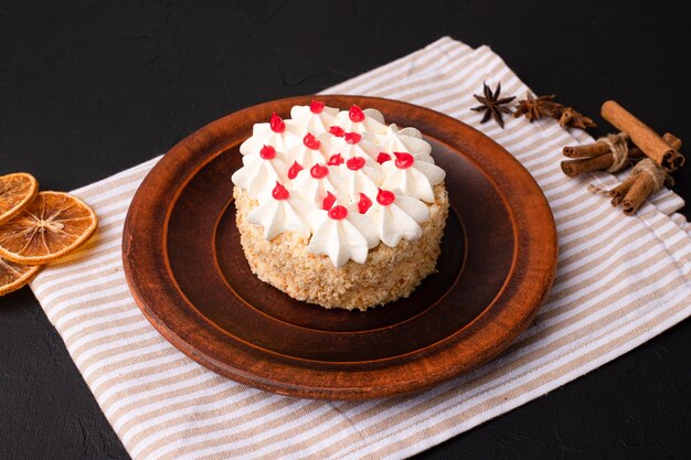 Gâteau gâteau sur fond noir dessert sucré