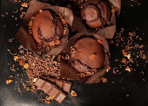 Gâteau de gâteau fondant au chocolat muffins au chocolat aux noix raisins secs et chocolat râpé