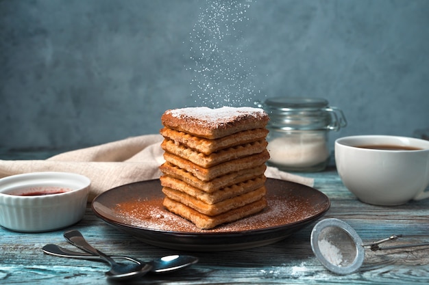 Gâteau gaufré français sur fond bleu-gris.