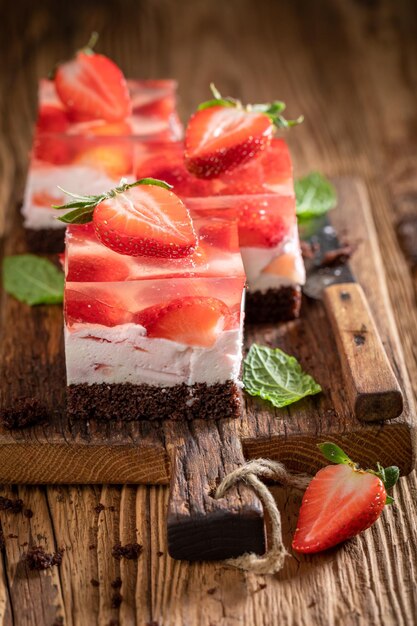 Gâteau à la gelée de fraises fait maison une génoise aérée