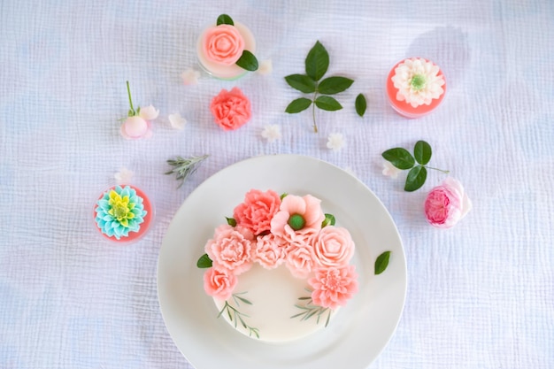 Gâteau de gelée de lait de fleurs colorées douces, beau gâteau de gelée de lait de coco en forme de fleur.