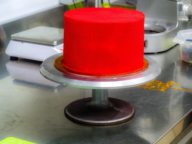 Gâteau givré peint en rouge avec garniture dorée