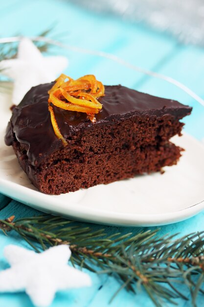 Gâteau avec glaçage au chocolat et écorces d'oranges confites