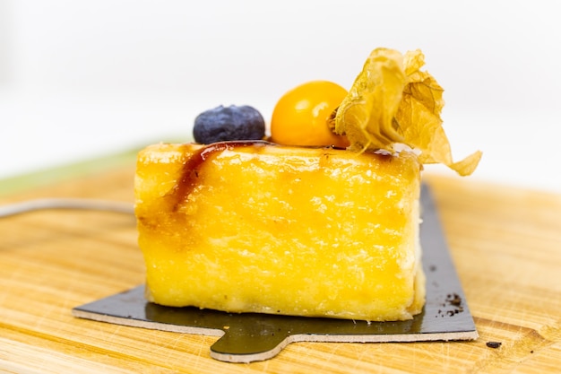 Un gâteau avec un glaçage à la gelée d'orange et des baies sur le dessus