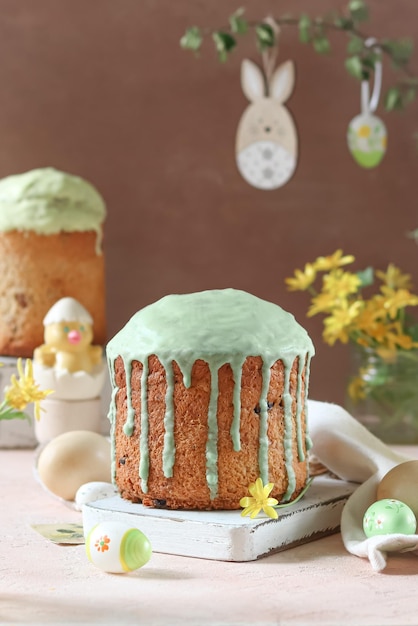 Un gâteau avec un glaçage vert et une fleur jaune dessus