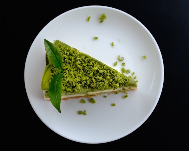 Gâteau de Greentea sur plat avec feuille de thé