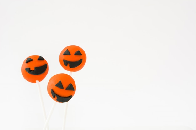 Gâteau d'Halloween apparaît sur une surface blanche