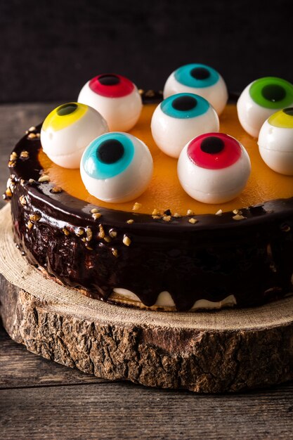 Gâteau d'Halloween avec décoration yeux bonbons