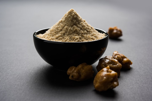 Gâteau Hing OU Asafoetida et poudre qui est un ingrédient important dans les recettes de cuisine indienne