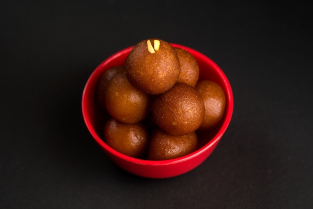 Gâteau indien Gulab Jamun dans un bol