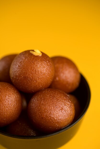 Gâteau indien Gulab Jamun dans un bol