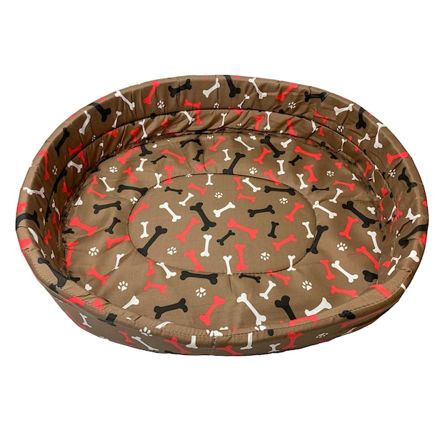 gâteau isolé sur fond blanc perles noires et rouges jouets pour chien et chat lit pour animaux de compagnie