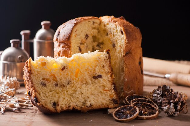 Gâteau italien nommé Panettone gâteau de Noël typique