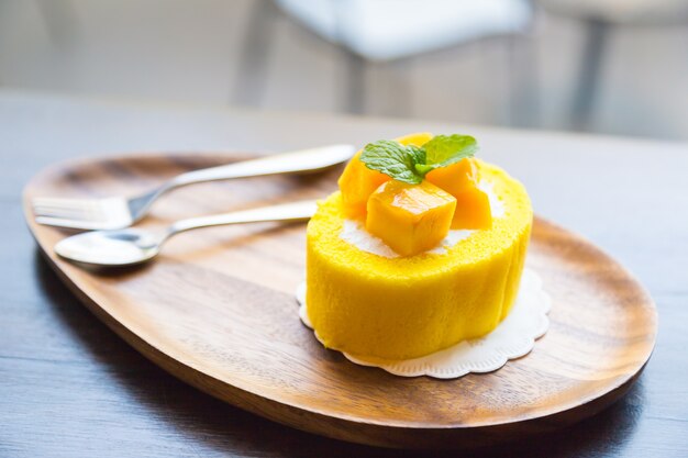 gâteau jaune et mangue douce sur le dessus