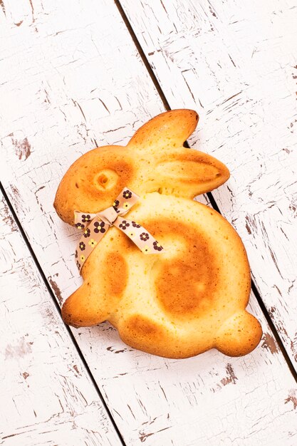 Gâteau lapin de Pâques avec un arc