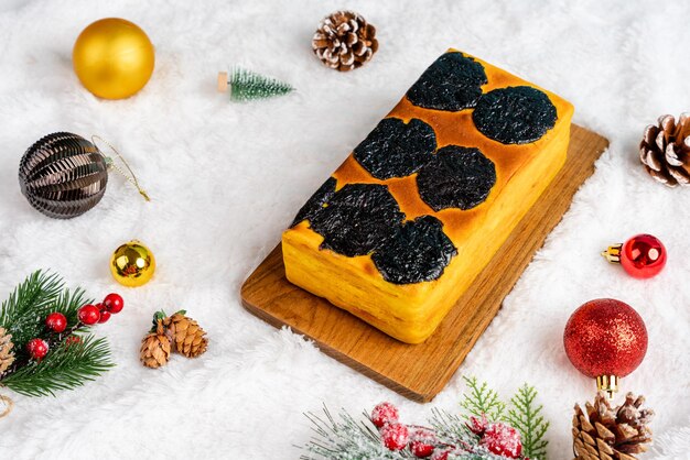 Photo gâteau lapis legit ou mille couches avec des pruneaux comme garniture et garniture de décoration de noël