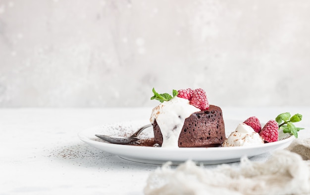 Gâteau de lave au chocolat à la crème, framboises et menthe