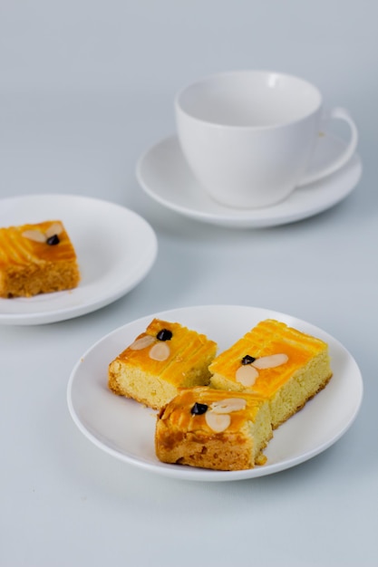 Gâteau Lekkker Holland servi avec des tranches Le vrai nom du gâteau est Dutch Buttercake ou Boterkoek