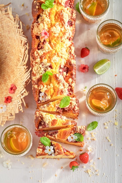 Gâteau à la levure de fraise douce comme dessert d'été