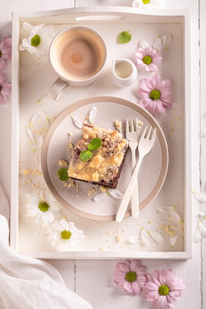 Gâteau de levure mignon comme dessert d'été avec du café