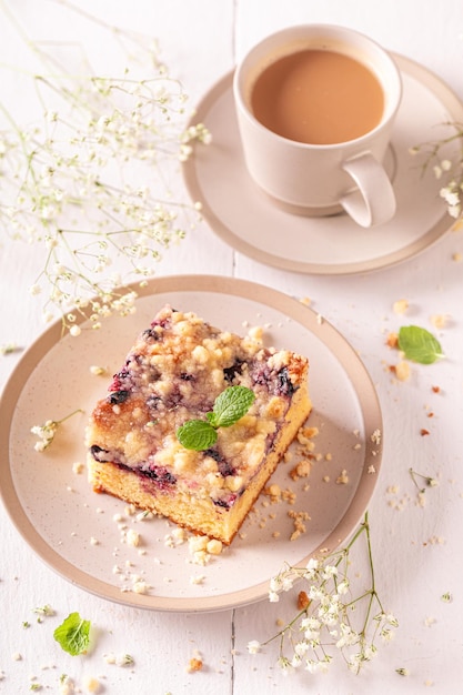 Gâteau de levure mignon fait de fruits et de glaçage