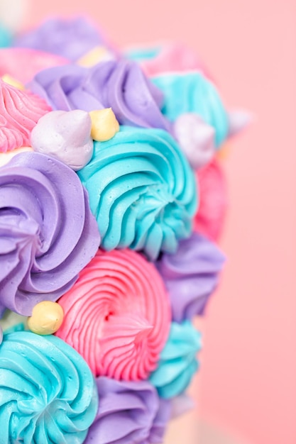 Gâteau licorne décoré d'un glaçage à la crème au beurre multicolore.