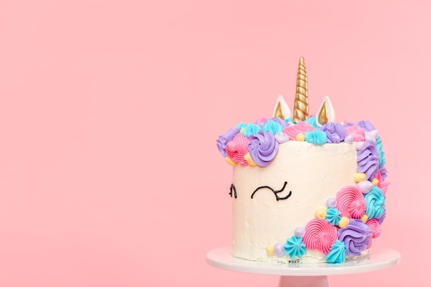 Gâteau licorne décoré d'un glaçage à la crème au beurre multicolore.