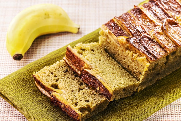 Gâteau long à la banane fait avec de la cannelle bio à la banane et des tranches de flocons d'avoine Gâteau brésilien fait maison