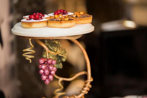 Gâteau lumineux sur un beau plat