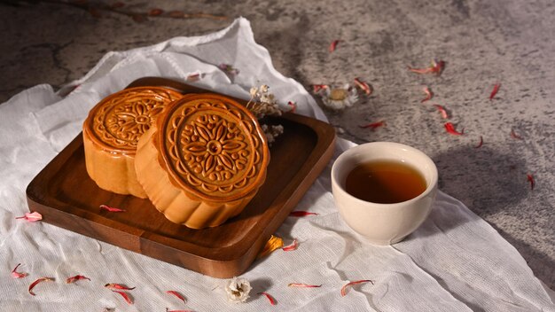 Gâteau de lune du festival de la mi-automne et tasse de thé sur une table en pierre