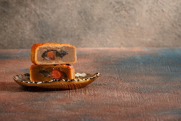 Un gâteau de lune est un produit de boulangerie chinois traditionnellement consommé pendant le Festival de la mi-automne