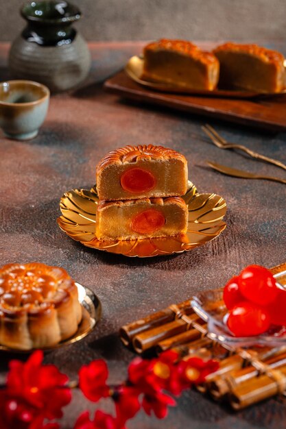 Un gâteau de lune est un produit de boulangerie chinois traditionnellement consommé pendant le Festival de la mi-automne